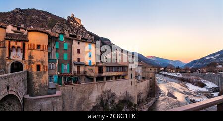 Geographie / Reisen, Frankreich, EINE Zitadelle wacht über die ummauerte, mittelalterliche Stadt Entrevaux in der Provence, No-Tourismus-Werbung-Nutzung Stockfoto