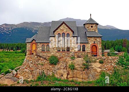 Schöne Aufnahme der Kapelle der Heiligen Katharina auf der Rock mit Bergen in den USA Stockfoto