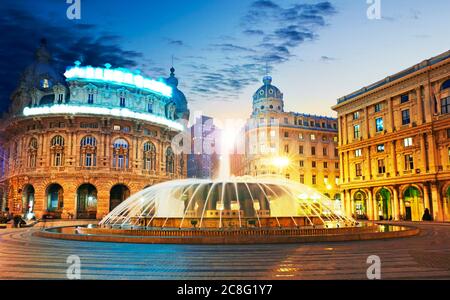 Der Hauptplatz und Brunnen der Piazza de Ferrari in Genua, Ligurien, Italien Stockfoto
