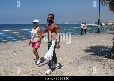 BEIRUT LIBANON. Juli 2020. 24 Menschen, die an einem heißen Sommertag entlang der Uferpromenade des Mittelmeers spazieren, mit Temperaturen über 30 Grad Celsius. Kredit: amer ghazzal/Alamy Live Nachrichten Stockfoto