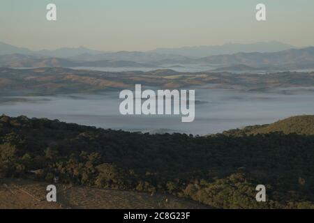 Nebel bei Sonnenaufgang in den Bergen in Brasilien Stockfoto
