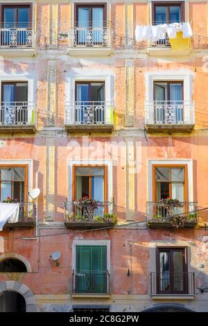 Fenster und Balkone eines Wohnhauses in Amalfi, Italien Stockfoto