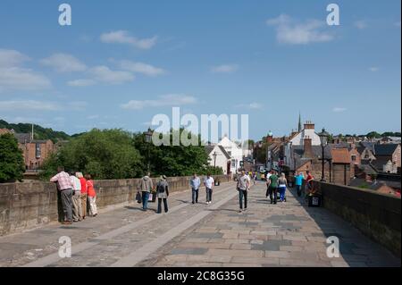 Menschen, die über die Elvet Bridge in der Katherdralstadt Durham, Grafschaft Durham, England, laufen. Stockfoto