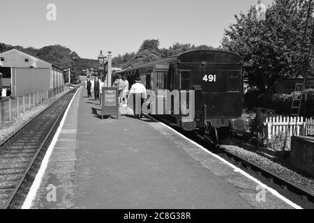 Passagier, der am Bahnhof Haven auf der Isle of Wight in einen Zug fährt. Stockfoto