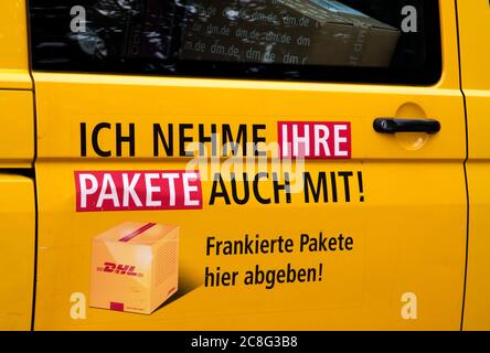 Tür eines DHL-Transporters mit der Angabe, dass Pakete mitgenommen werden. (I receivite with) Stockfoto