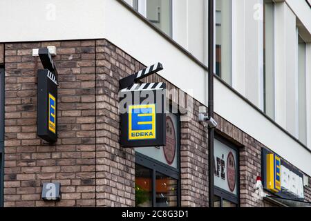 Brandenburg an der Havel, Deutschland, 06/18/2020: EDEKA Logo integriert in Folienklappe an einer Fassade in Brandenburg an der Havel, Deutschland Stockfoto