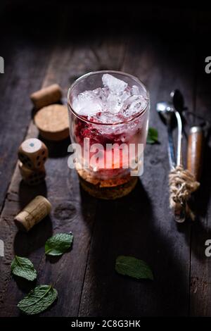 Himbeergetränk mit Eis im Glas.Fruchtwasser.leckere Speisen und Desserts. Stockfoto