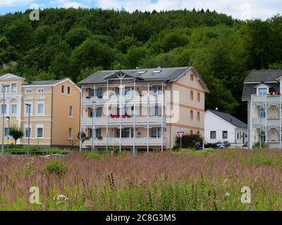 Villen in Sassnitz auf Rügen Hausfassaden mit Balkonen Holzfassaden Häuser Immobilien Ostsee Ferienwohnung Architektur Wohnung Stockfoto