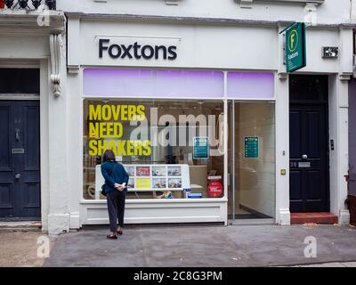 London - Juli 2020: Foxton Immobilienmakler in Maida Vale, eine Person, die Immobilien im Schaufenster betrachtet Stockfoto