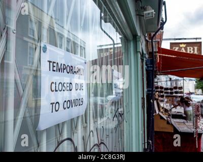 London - Juli 2020: Vorübergehend geschlossen wegen Covid 19 Zeichen im Schaufenster auf Portobello Road Stockfoto