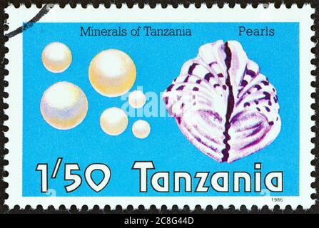 TANSANIA - UM 1986: Eine in Tansania gedruckte Briefmarke aus der Ausgabe 'die Inerals von Tansania' zeigt Pearls, um 1986. Stockfoto