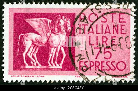 ITALIEN - UM 1958: Eine in Italien gedruckte Briefmarke zeigt etruskische Pferde, um 1958. Stockfoto