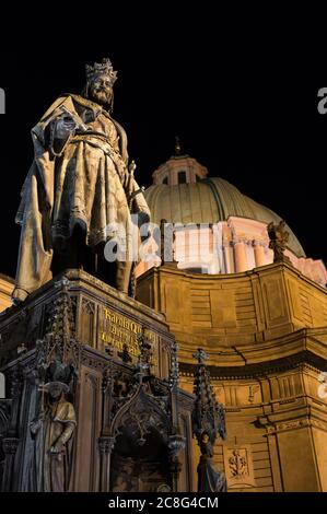 Statue von Karl IV., Ritter des Kreuzplatzes, Altstadt, Prag, Tschechien - Skulptur des böhmischen Königs und Kaisers Stockfoto