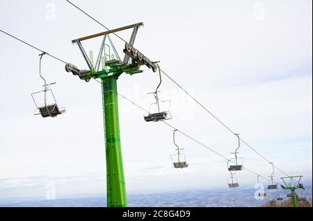 Sessellift in Maribor, Slowenien - Stühle, Seile und Stange. Vorrichtung für den Transport von Passagieren vom Hügel auf und ab. Hubarbeitsbühne ist leer. Masse A Stockfoto