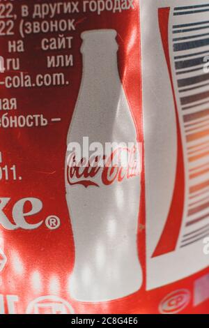 Astrachan, Russland, 22. jul. 2020: Macro-Bild von Coca-Cola aus der Dose. Beliebte Soda Pop Seitenansicht von Aluminium-Dose mit Markennamen in englisch und russisch lang. Stockfoto