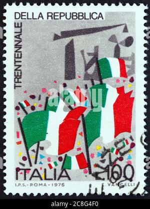 ITALIEN - UM 1976: Eine in Italien gedruckte Briefmarke zum 30. Jahrestag der Republik zeigt republikanische Flaggen, um 1976. Stockfoto