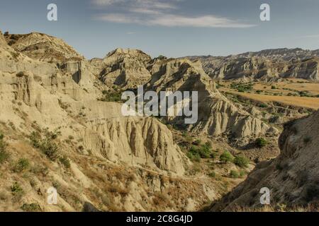 Erstaunliche Panoramablick in Vashlovani Naturschutzgebiet, Georgien. Klettern in Semi-Dessert-Bereich.beeindruckende Aussicht auf Sommer Berglandschaft.Copy Platz für Stockfoto