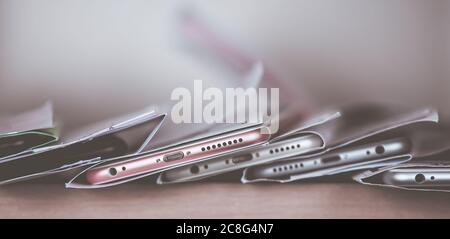 Garantie Reparatur Smart-Telefon. Mehrere Telefone sind im Regal im Service-Center. Selektiver Fokus, Kopierbereich, Banner. Stockfoto