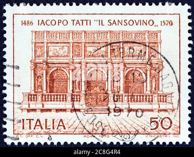 ITALIEN - UM 1970: Eine in Italien gedruckte Briefmarke zeigt die Loggia des Campanile, Markusplatz, Venedig, um 1970. Stockfoto