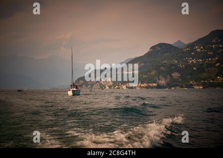 Stimmungsvolle Landschaftsansicht auf dem Comer See, Italien Stockfoto