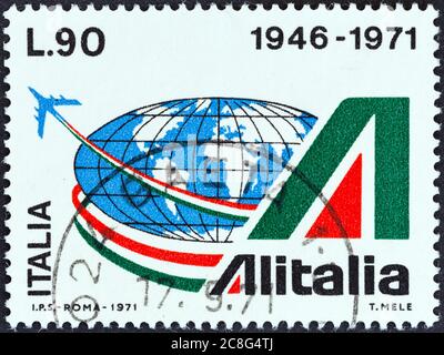 ITALIEN - UM 1971: Eine in Italien gedruckte Briefmarke aus der Ausgabe zum 25. Jahrestag der Alitalia State Airline zeigt Emblem und Globus, um 1971. Stockfoto