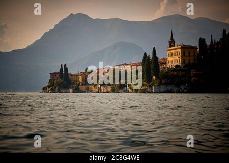 Stimmungsvolle Landschaftsansicht auf dem Comer See, Italien Stockfoto