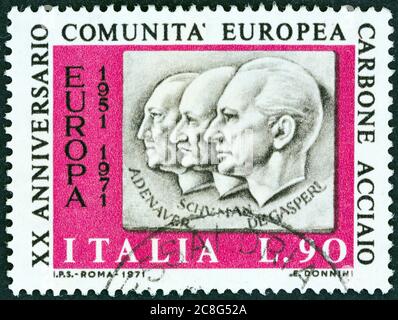 ITALIEN - UM 1971: Eine in Italien gedruckte Briefmarke zum Jahrestag der Europäischen Gemeinschaft für Kohle und Stahl zeigt Adenauer, Schuman und De Gasperi. Stockfoto