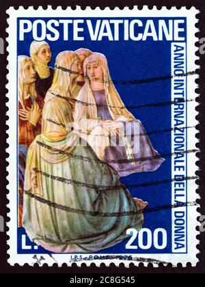 VATIKANSTADT - UM 1975: Eine in der Vatikanstadt gedruckte Briefmarke aus der Ausgabe "Internationales Jahr für Frauen" zeigt Details aus der Malerei von Fra Angelico. Stockfoto