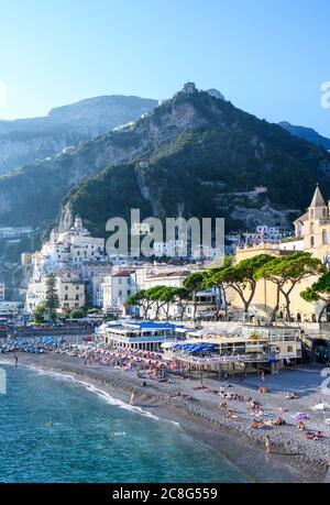 Blick auf die Strandpromenade neben dem Hafen in Amalfi, Italien Stockfoto