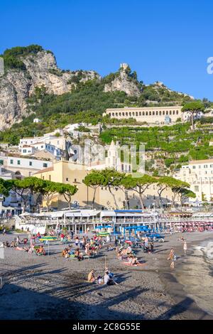 Blick auf die Strandpromenade neben dem Hafen in Amalfi, Italien Stockfoto