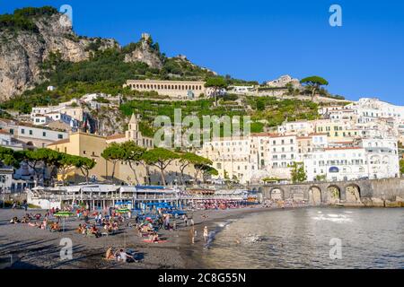 Blick auf die Strandpromenade neben dem Hafen in Amalfi, Italien Stockfoto