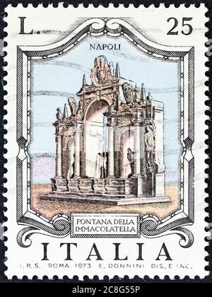 ITALIEN - UM 1973: Eine in Italien gedruckte Briefmarke aus der Ausgabe 'Italian Fountains (1st series)' zeigt Immacolatella Fountain, Neapel, um 1973. Stockfoto