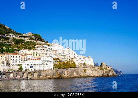 Blick auf die Strandpromenade neben dem Hafen in Amalfi, Italien Stockfoto