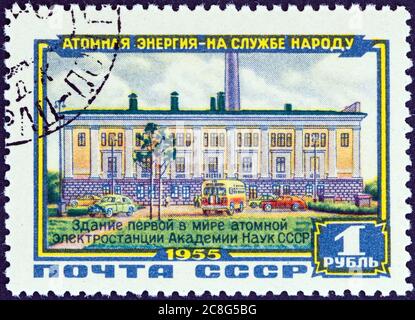 UdSSR - UM 1956: Eine in der UdSSR gedruckte Briefmarke zeigt den Bau des ersten Atomkraftwerks der Welt, um 1956. Stockfoto