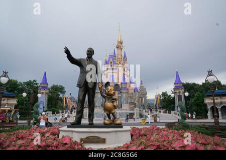 23. Juli 2020, Orlando, FLA, USA: Eine Statue von Walt Disney und Mickey Mouse vor Cinderella Castle im Magic Kingdom von Walt Disney World am 23. Juli 2020. (Bild: © Bryan Smith/ZUMA Wire) Stockfoto