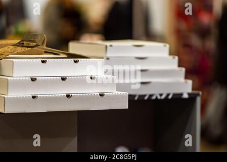 Haufen von sauberen Rmpty Pizzakisten auf dem Tisch Stockfoto