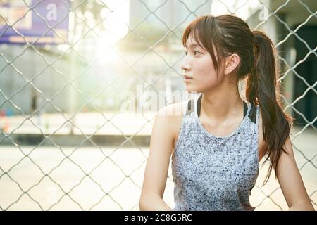 Outdoor-Porträt eines schönen jungen asiatischen athletischen Mädchen Stockfoto