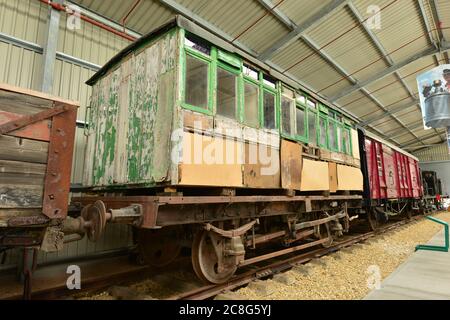 Ein rottener Eisenbahnwagen in einem Lager. Stockfoto