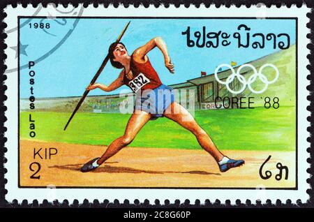 LAOS - UM 1988: Eine in Laos gedruckte Briefmarke aus der 2. Ausgabe der 'Olympischen Spiele, Seoul' zeigt Javelin Throw, um 1988. Stockfoto