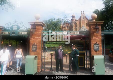 Orlando, Florida, USA. Juli 2020. Am 23. Juli 2020 tragen die Mitarbeiter Masken und Gesichtsschilder am Eingang des Haunted Mansion im Magic Kingdom von Walt Disney World. Quelle: Bryan Smith/ZUMA Wire/Alamy Live News Stockfoto