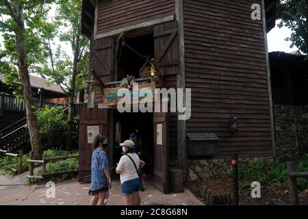 Orlando, Florida, USA. Juli 2020. Am 23. Juli 2020 fahren die Menschen auf dem Splash Mountain im Magic Kingdom von Walt Disney World. Die Blockflötenfahrt - die auf dem umstrittenen Film "'Song of the South" aus dem Jahr 1946 basiert, wird neu gestaltet, um die Charaktere aus dem Animationsfilm "die Prinzessin und der Frosch" aus dem Jahr 2009 zu thematialisieren, in dem Disneys erste schwarze Prinzessin zu sehen ist. Quelle: Bryan Smith/ZUMA Wire/Alamy Live News Stockfoto