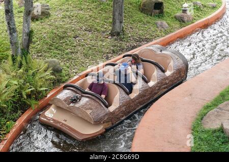 Orlando, Florida, USA. Juli 2020. Am 23. Juli 2020 fahren die Menschen auf dem Splash Mountain im Magic Kingdom von Walt Disney World. Die Blockflötenfahrt - die auf dem umstrittenen Film "'Song of the South" aus dem Jahr 1946 basiert, wird neu gestaltet, um die Charaktere aus dem Animationsfilm "die Prinzessin und der Frosch" aus dem Jahr 2009 zu thematialisieren, in dem Disneys erste schwarze Prinzessin zu sehen ist. Quelle: Bryan Smith/ZUMA Wire/Alamy Live News Stockfoto