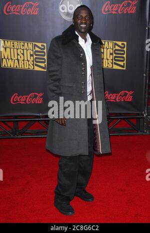 Akon bei den American Music Awards 2007 im Nokia Theater in Los Angeles, CA. Die Veranstaltung fand am Sonntag, 18. November 2007 statt. Foto von: SBM / PictureLux - Dateireferenz # 34006-11701SBMPLX Stockfoto