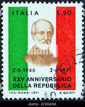 ITALIEN - UM 1971: Eine in Italien gedruckte Briefmarke aus der Ausgabe zum 25. Jahrestag der Republik zeigt Giuseppe Mazzini, um 1971. Stockfoto
