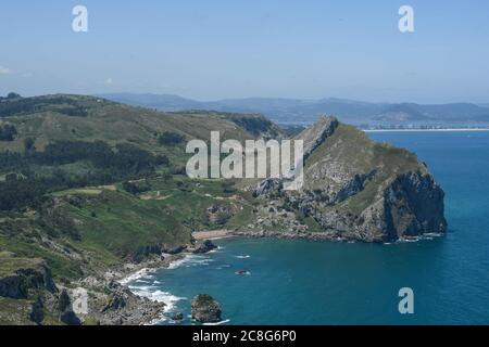 Panoramablick auf den Strand von Liendo. Stockfoto