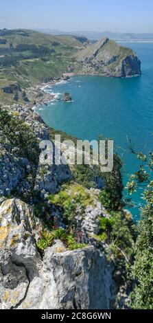 Wiese neben der Klippe des Monte Candina mit Liendo Strand im Hintergrund Stockfoto