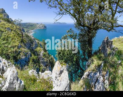 Wiese neben der Klippe des Monte Candina mit Liendo Strand im Hintergrund Stockfoto