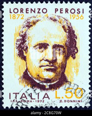 ITALIEN - UM 1972: Eine in Italien gedruckte Briefmarke, die anlässlich des 100. Geburtstages von Lorenzo Perosi herausgegeben wurde, zeigt den Komponisten und Priester Lorenzo Perosi, um 1972. Stockfoto