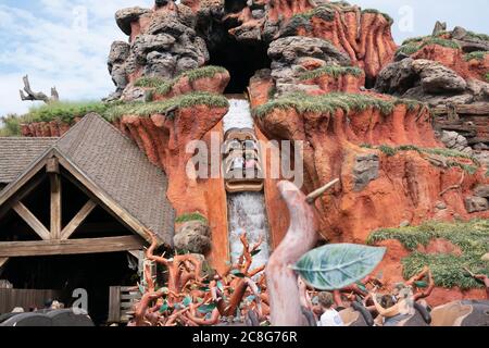 Orlando, Florida, USA. Juli 2020. Am 23. Juli 2020 fahren die Menschen auf dem Splash Mountain im Magic Kingdom von Walt Disney World. Die Blockflötenfahrt - die auf dem umstrittenen Film "'Song of the South" aus dem Jahr 1946 basiert, wird neu gestaltet, um die Charaktere aus dem Animationsfilm "die Prinzessin und der Frosch" aus dem Jahr 2009 zu thematialisieren, in dem Disneys erste schwarze Prinzessin zu sehen ist. Quelle: Bryan Smith/ZUMA Wire/Alamy Live News Stockfoto