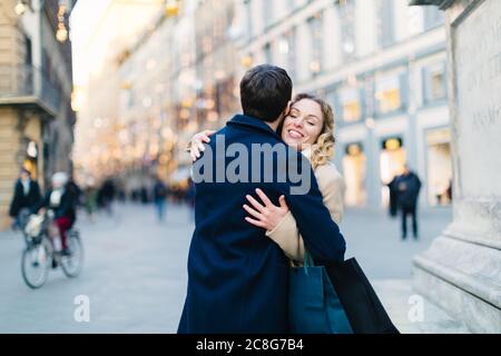 Paar umarmen an der Piazza, Firenze, Toscana, Italien Stockfoto